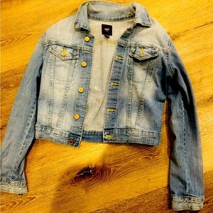 Women’s GAPjean jacket, size small, excellent condition.